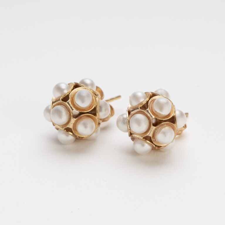 Vintage elegance: Liberty earrings with imitation pearls