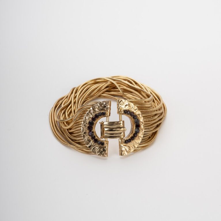 Bracciale Lega Demirouge Oro 14K Fatto a Mano su sfondo pulito.