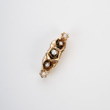 Brooch with small roses and pearls