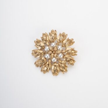 Scatto frontale pulito, dove si vedono perfettamente i dettagli geometrici del fiore e la purezza delle perle.