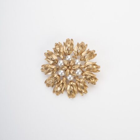 Scatto frontale pulito, dove si vedono perfettamente i dettagli geometrici del fiore e la purezza delle perle.