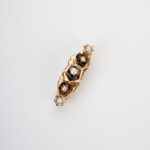 Brooch with small roses and pearls