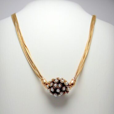 Pearl pendant necklace