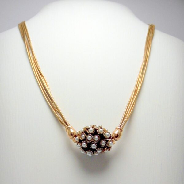 Pearl pendant necklace