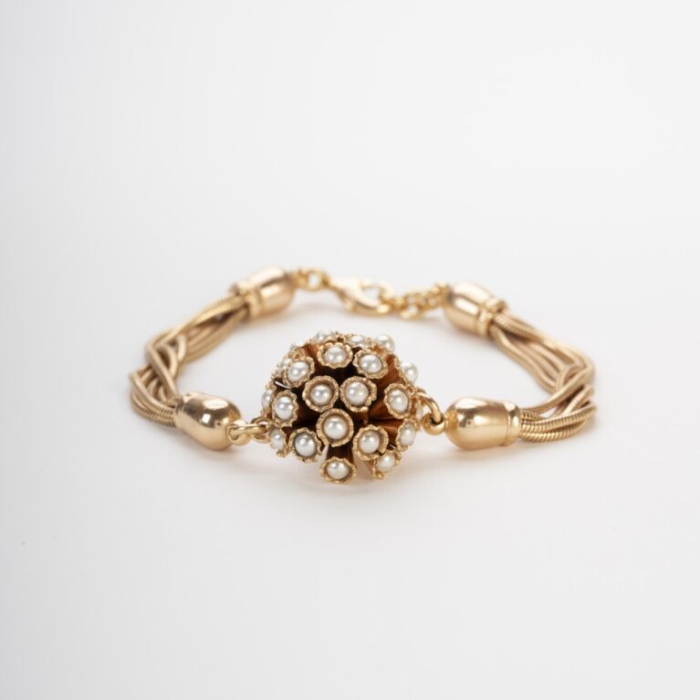 Bracciale in oro con sfera di micro‑perle.