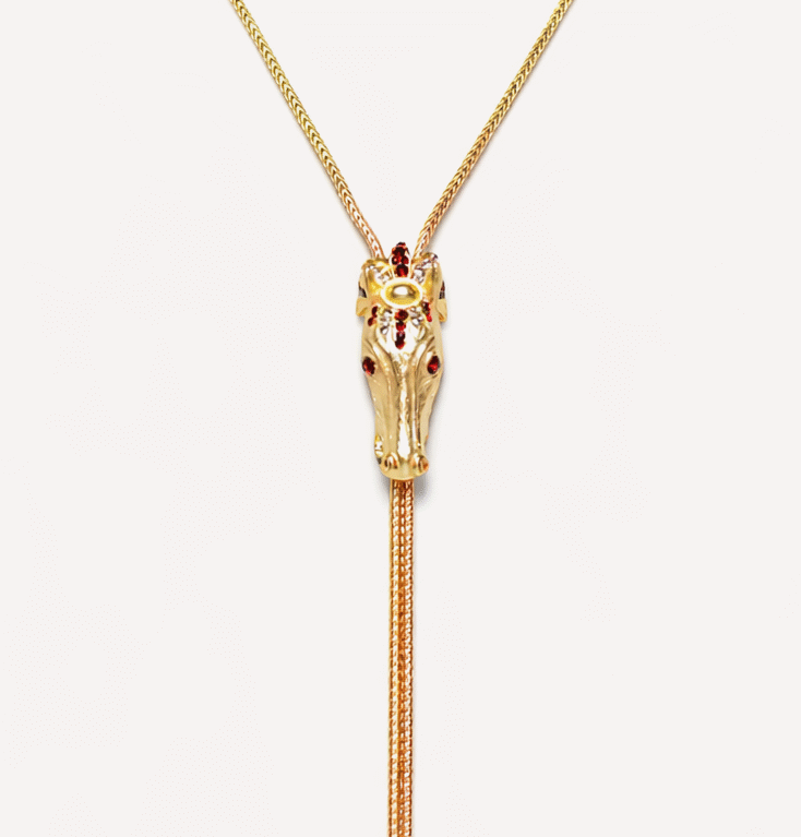 Collana a saliscendi con testa di cavallo.