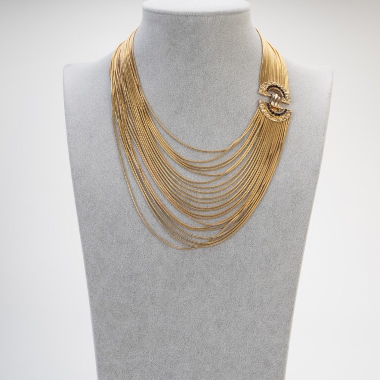 Collana pendente a bavaglino in lega dorata con mille fili ritorti ed elegante chiusura laterale a semiluna su busto espositivo