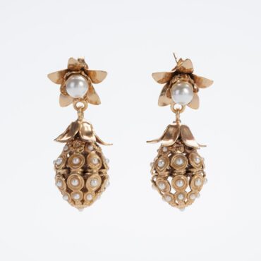 Orecchini pendenti a forma di ananas, in lega demirouge dorata con perle.