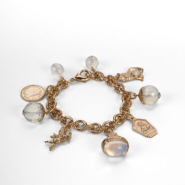 Bracciale a charms in ottone dorato con pendenti e sfere opalescenti collezione vintage Riflessi di un tempo