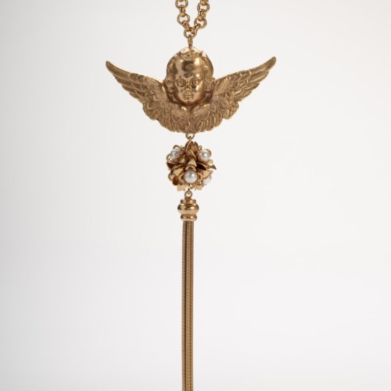 Collana lunga con angelo alato e frangia (nappa).