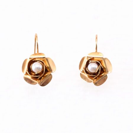 Dangling earrings with roses