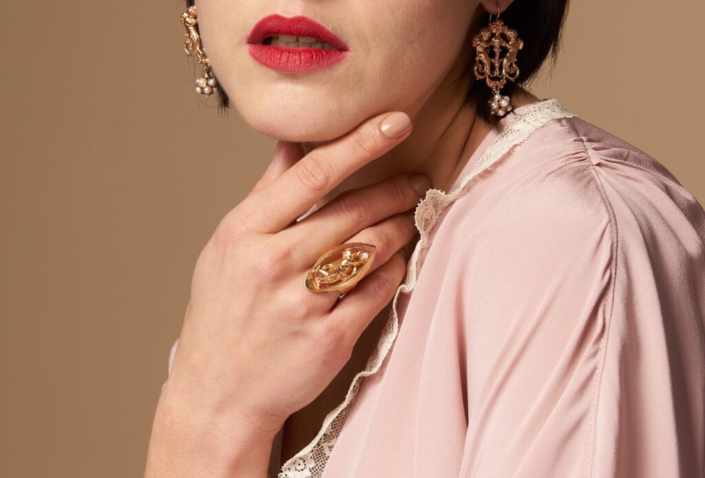 Anello Barocco con Perla d'Imitazione: Eleganza Senza Tempo