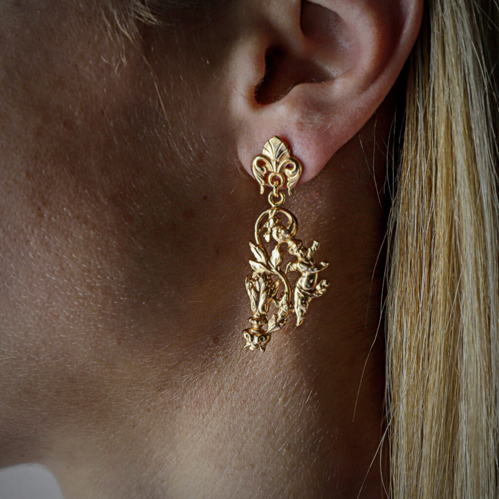 Earrings with baroque angels: Divine elegance