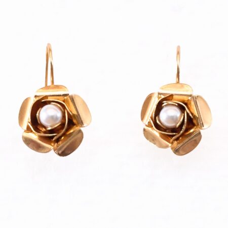 Orecchini a monachella con rose e perle d'imitazione.
