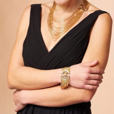 Parure Millefili con collana e bracciale in ottone dorato indossati su abito nero Riflessi di un tempo