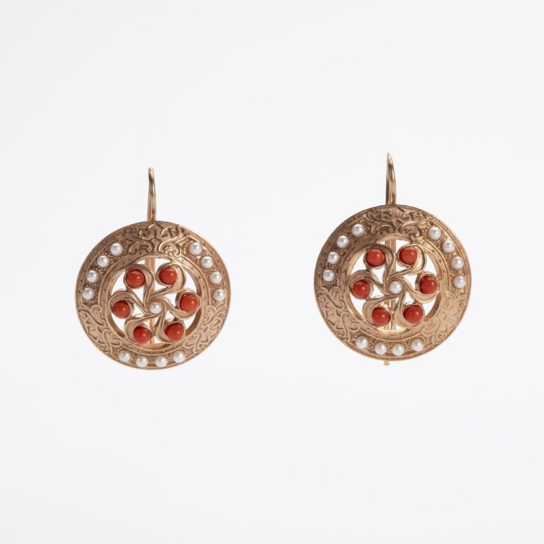 Button earrings with coral and imitation pearls