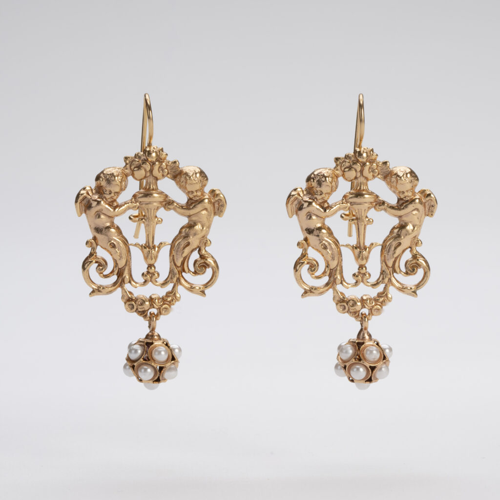 Baroque angel earrings: a classic revisited