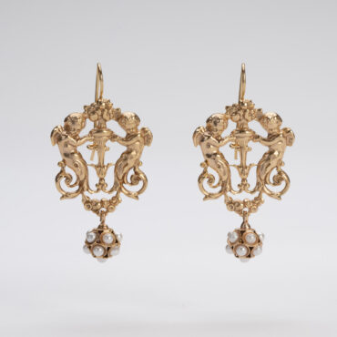 Orecchini pendenti in lega francese demirouge con perle d'imitazione, angelo barocco, fatti a mano in Italia.