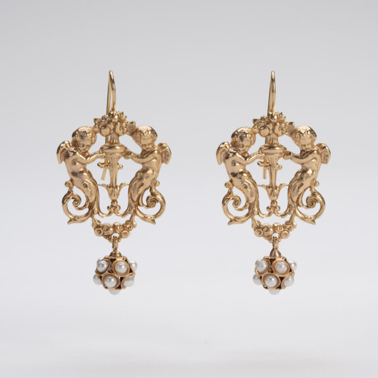 Orecchini pendenti Barocchi a Angelo con decorazioni a fiore e perle, dorati in oro 14K.