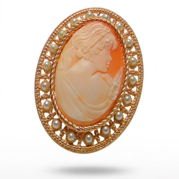 Spilla cammeo con volto di donna e perle d'imitazione.