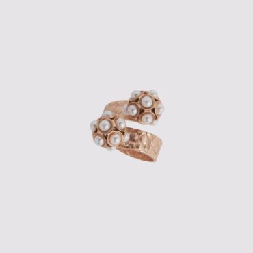 Anello fascia aperta dorata con due sfere decorate da perle incastonate.