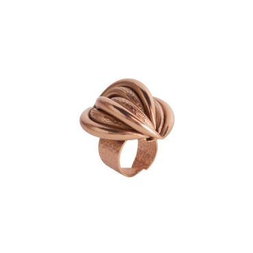 Anello scultoreo Noce Eterna in rame dorato lucido a forma di noce su fondo bianco Riflessi di un tempo