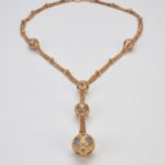 Collana Lunga Dorata "Palla Prigioniera" con Quarzo Celeste Opalescente