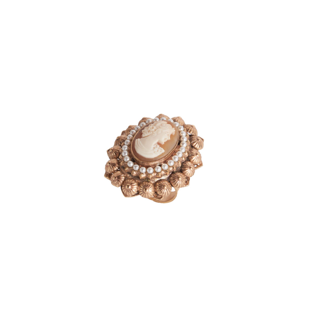 Adjustable cameo ring with imitation pearls