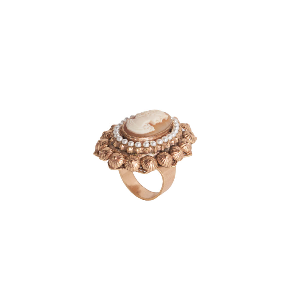 Adjustable cameo ring with imitation pearls