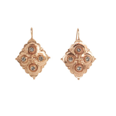 Orecchino a rombo con dettaglio frontale: croce centrale, quattro ovali con cristalli e piccoli fiori scolpiti.