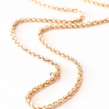 Catena lunga dorata in stile antico