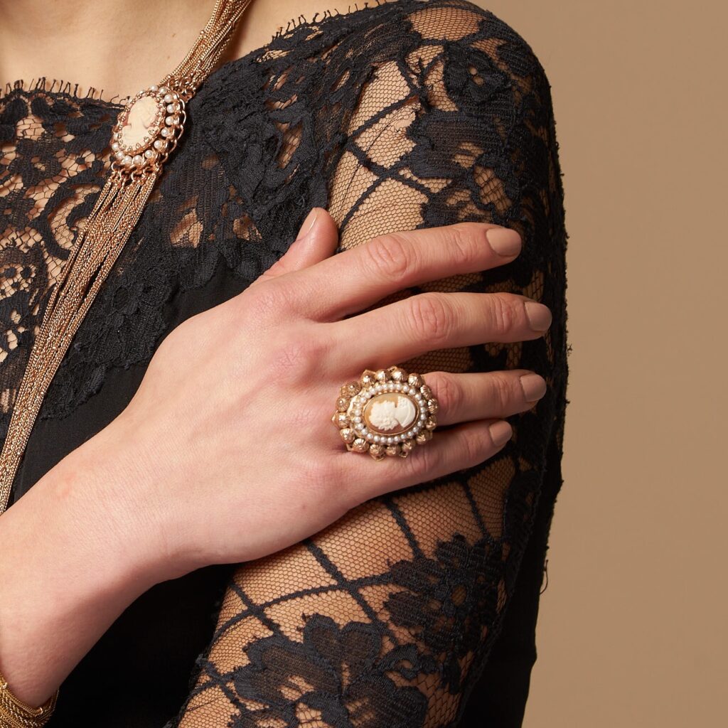 Adjustable cameo ring with imitation pearls