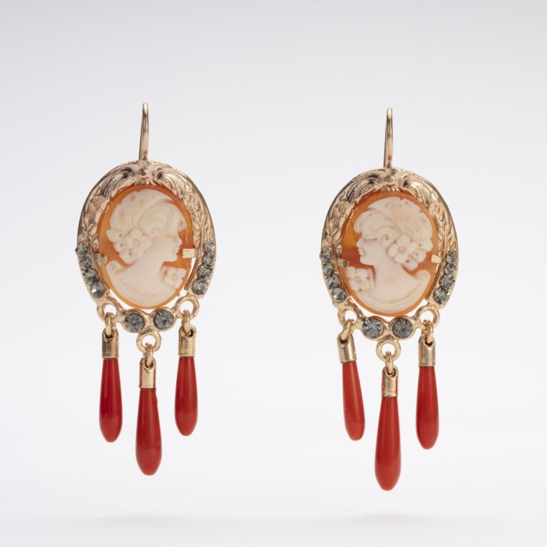 Orecchini pendenti donna con cammeo e goccedi corallo rosso. Ovali in stile antico con una delicata lavorazione anticata vittoriana. Un gioiello artigianale italiano. Made in Italy.