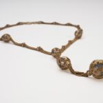 Collana Lunga Dorata "Palla Prigioniera" con Quarzo Celeste Opalescente