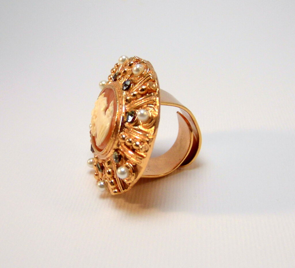 Ring with cameo ancient - contemporary style