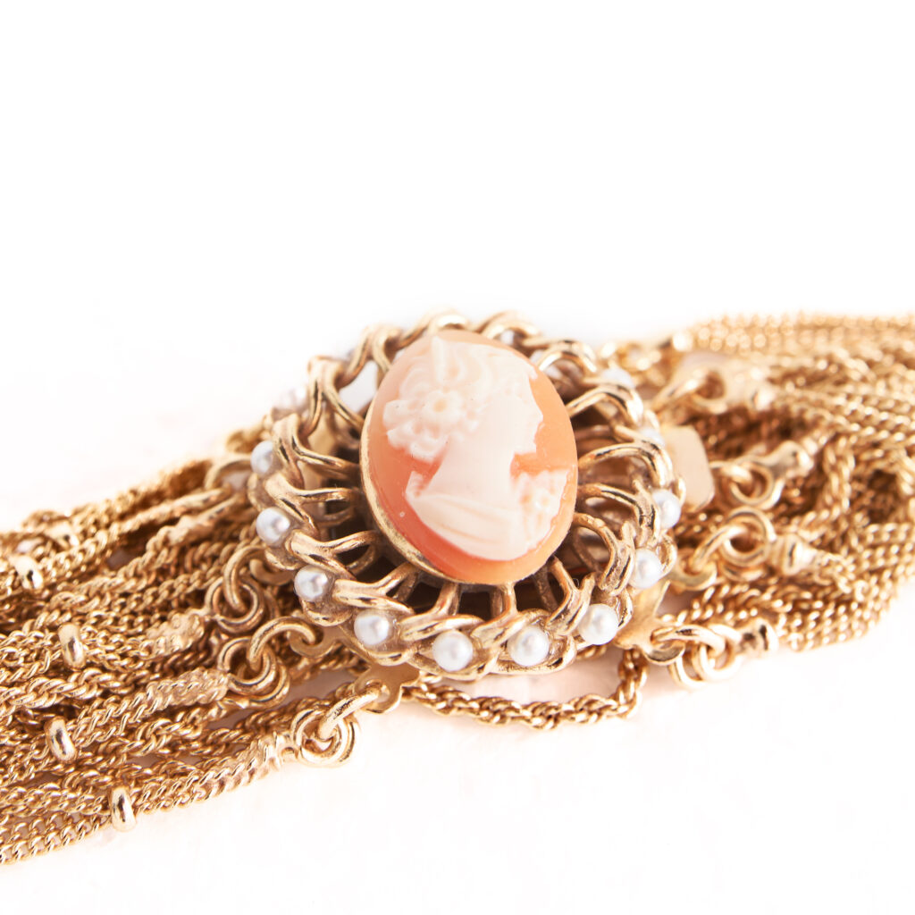 Romantic bracelet with cameo and chains