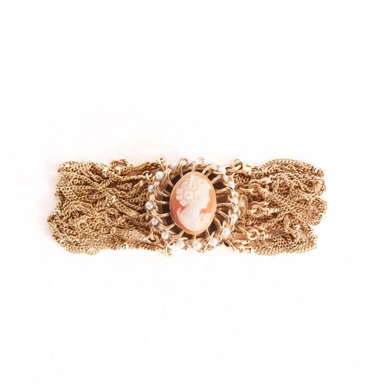 Bracciale con catene e cammeo originale, perle d'imitazione.
