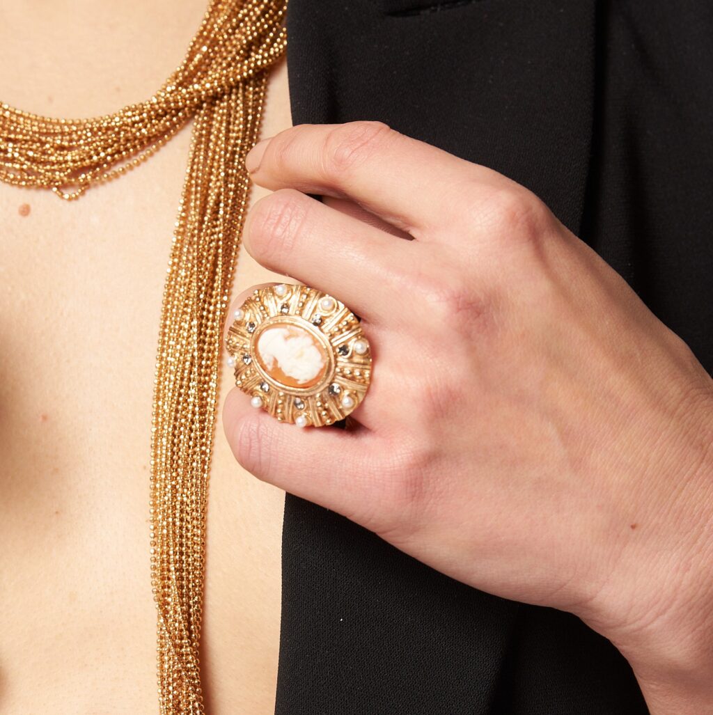 Ring with cameo ancient - contemporary style