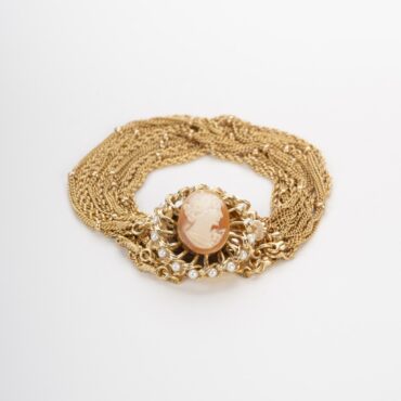 Romantic bracelet with cameo and chains