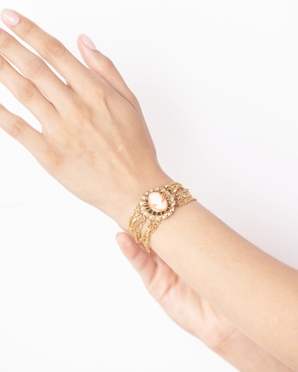 Romantic bracelet with cameo and chains