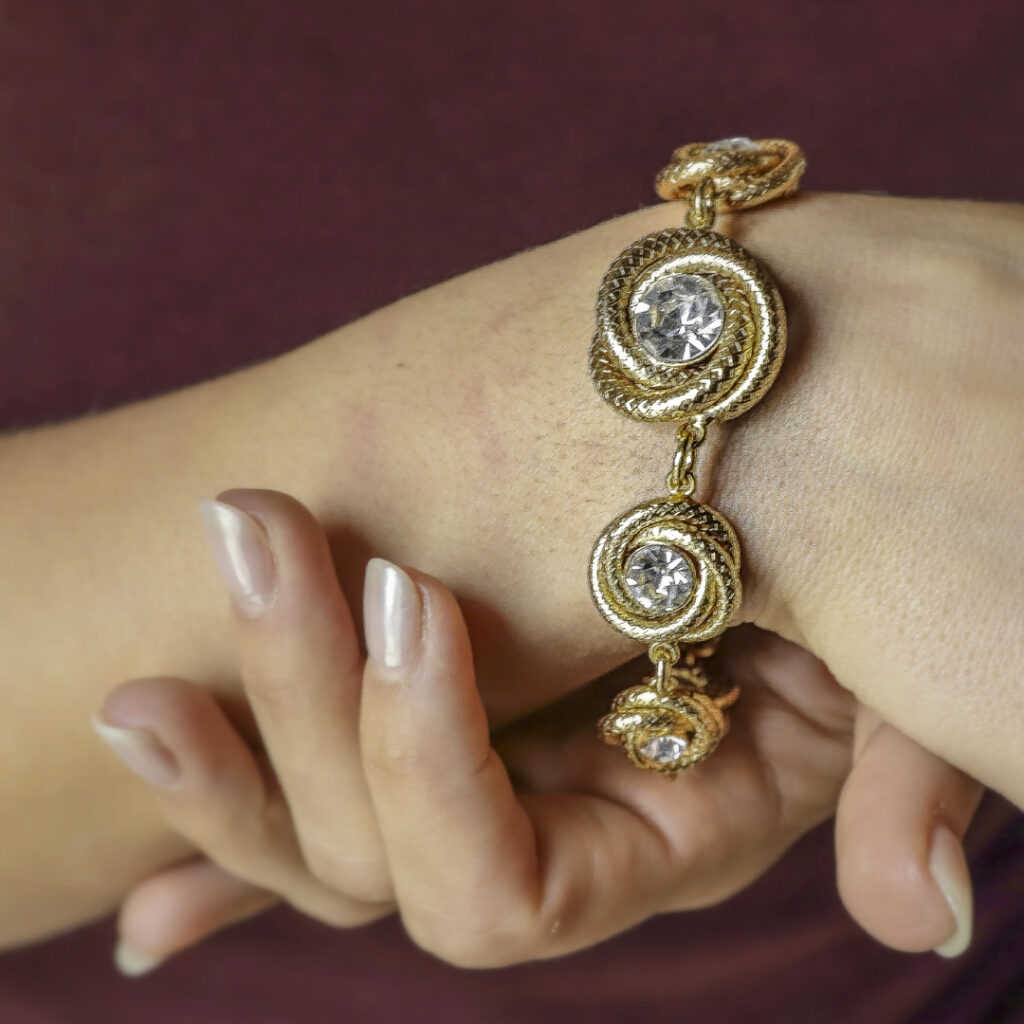Stile Vintage: Bracciale a Torchon per un Tocco di Eleganza