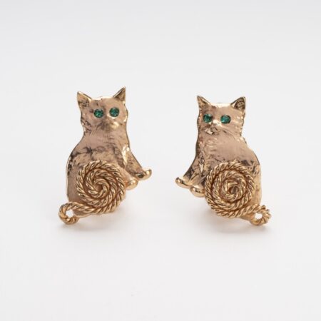 Orecchini a clip in lega dorata a forma di gattino con occhi smeraldo e gomitolo di lana lavorato, collezione Natura e Antica Eleganza.