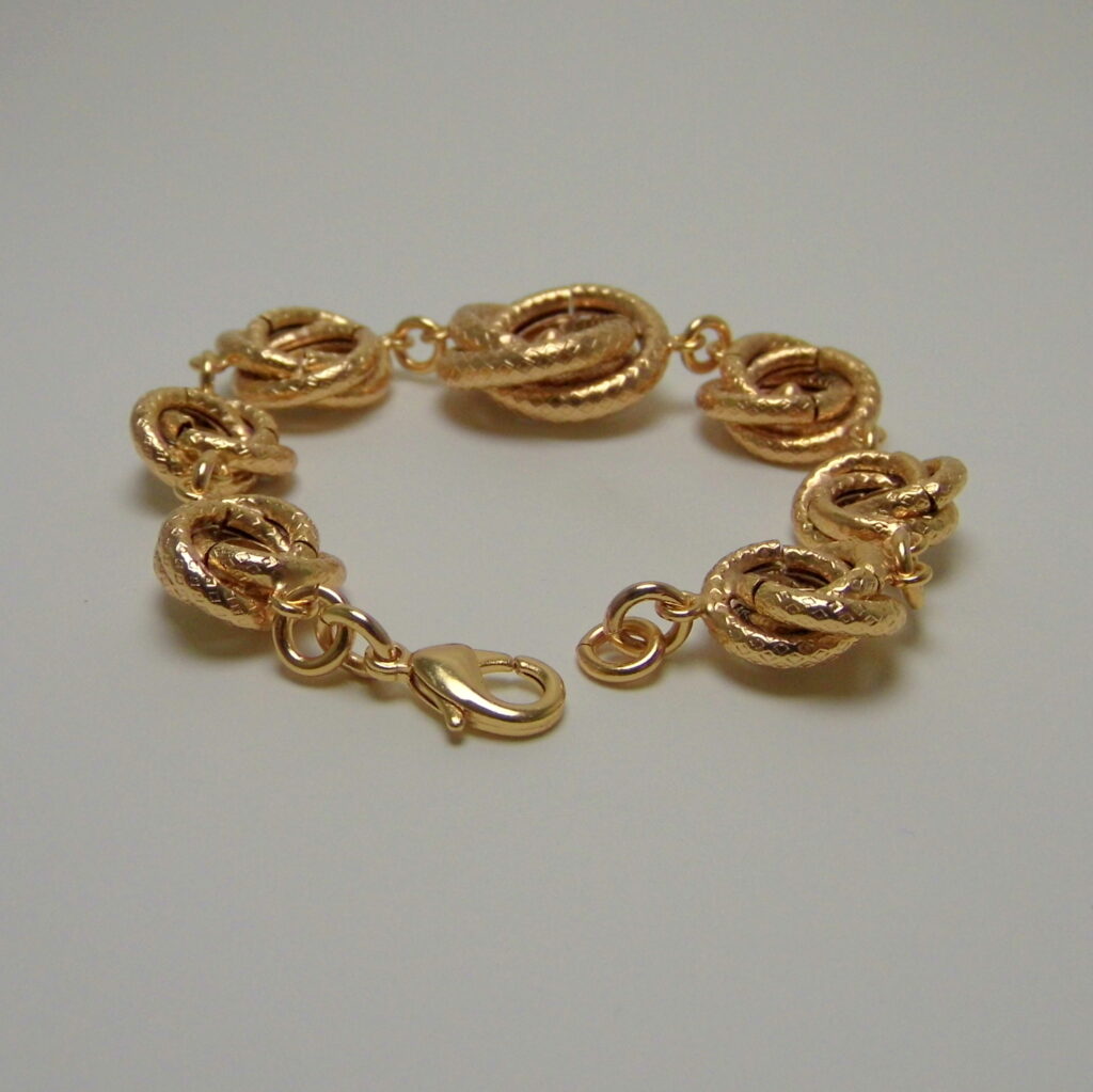 Stile Vintage: Bracciale a Torchon per un Tocco di Eleganza