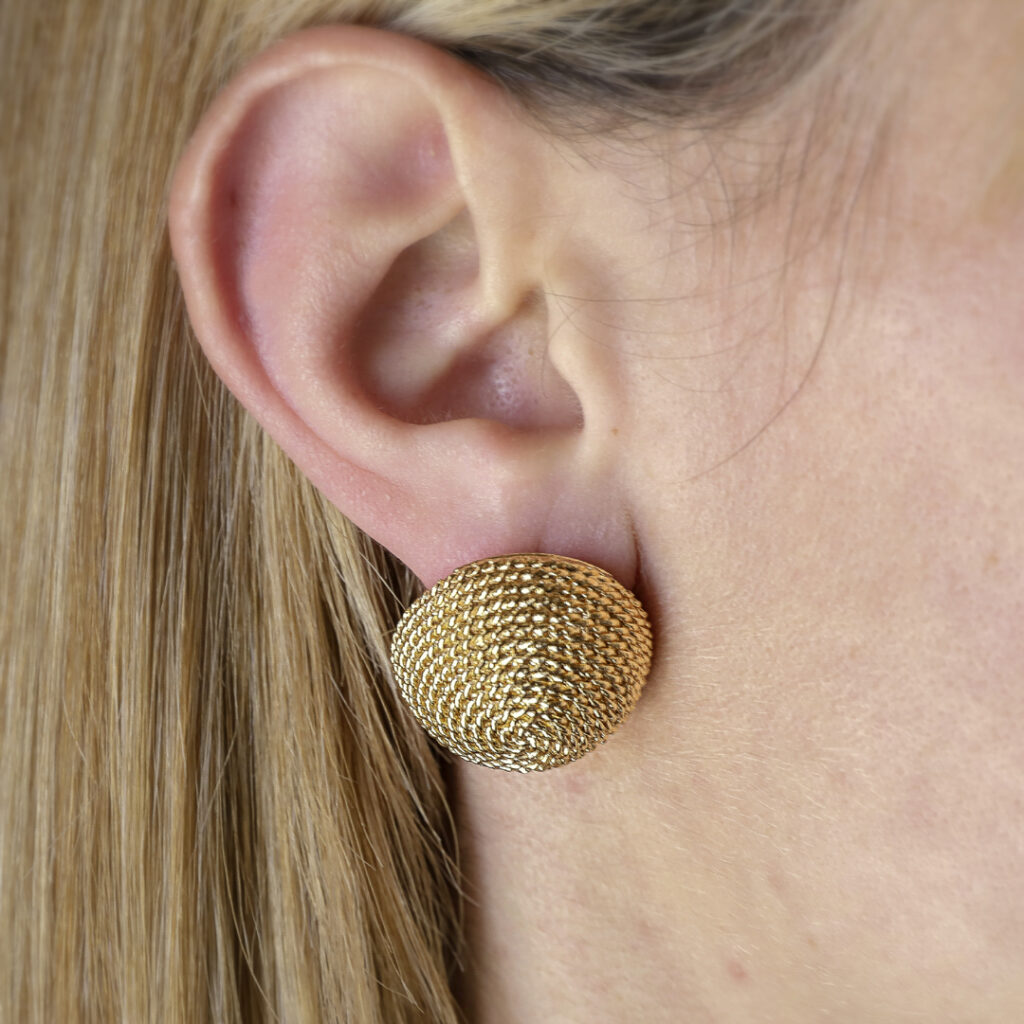 Button earrings: a touch of sophistication
