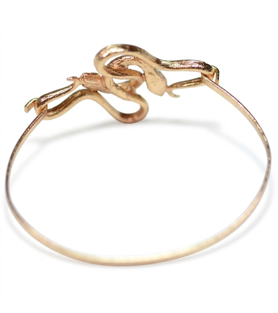 Retro e vista dall alto del bracciale rigido dorato con serpenti artigianali