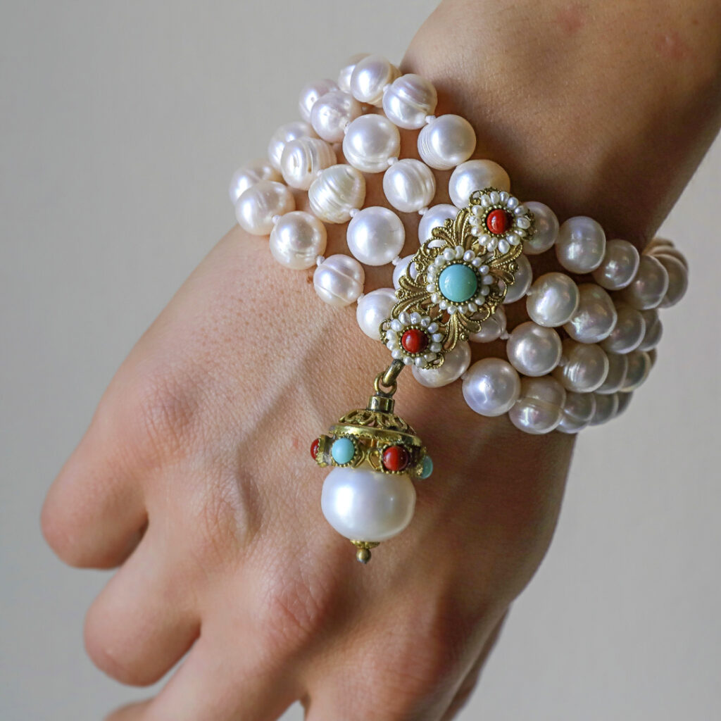 Bracciale in Stile Borbonico con Perle di Fiume: Un Sogno di Eleganza