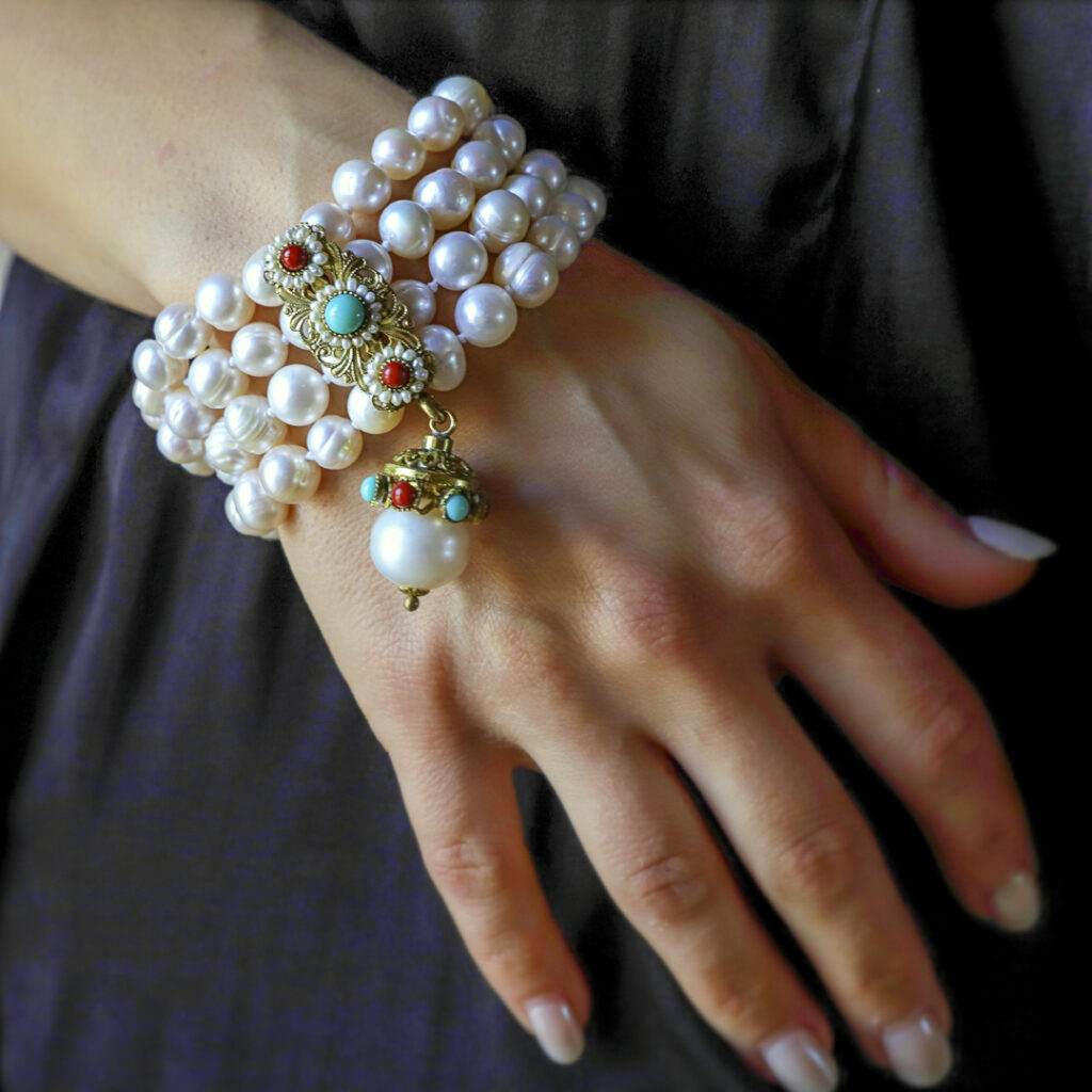 Bracciale in Stile Borbonico con Perle di Fiume: Un Sogno di Eleganza