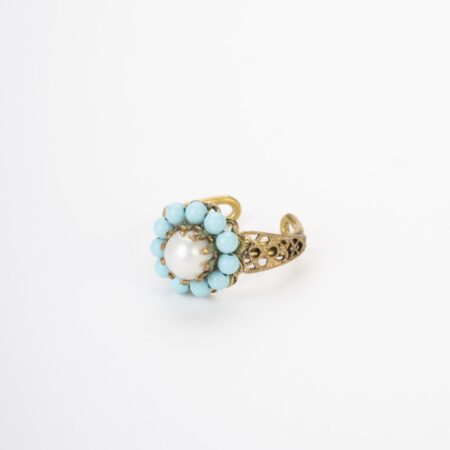 Anello regolabile in ottone con perla d’acqua dolce e aulite su sfondo avorio.