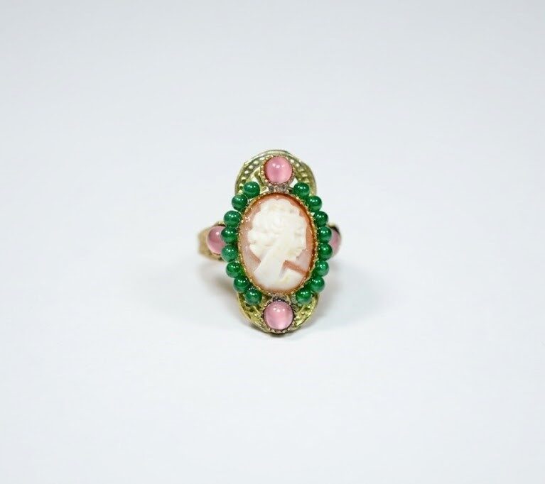 Anello piccolo stile Borbonico con cammeo volto di donna.