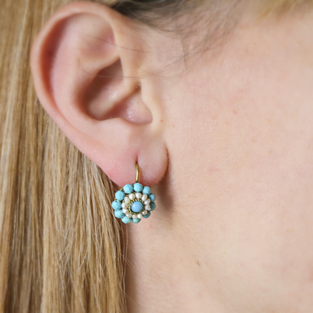 Orecchini a Rosetta Borbonica con Perle di Fiume e Howlite Turchese